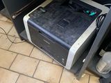 un micro-ondes posé à côté d'un four à micro-ondes, sur un sol carrelé