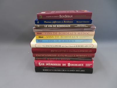 plusieurs livres sont empilés sur une table