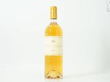 une bouteille de vin posée sur une table