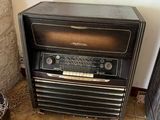 une vieille radio posée par terre