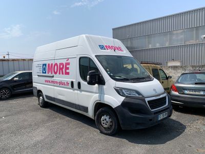 une camionnette blanche garée dans un parking