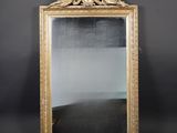 un miroir ancien dans un cadre doré sur fond noir