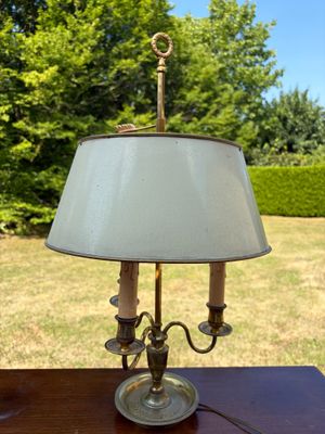 une lampe posée sur une table dans le jardin