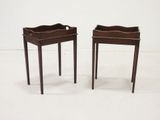 une paire de petites tables d'appoint, chacune munie d'un plateau