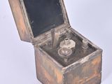 une petite boîte en bois contenant une bouteille en verre
