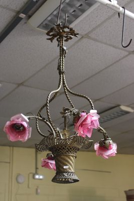 un lustre orné de fleurs roses suspendu au plafond