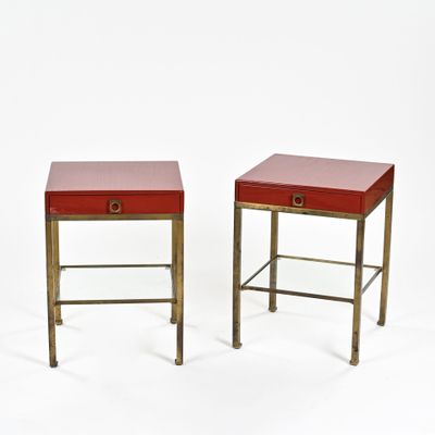 paire de tables d'appoint en laiton et cuir rouge, avec tiroirs