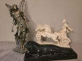 une statue représentant une femme à cheval, à côté d'une statue représentant un homme à cheval