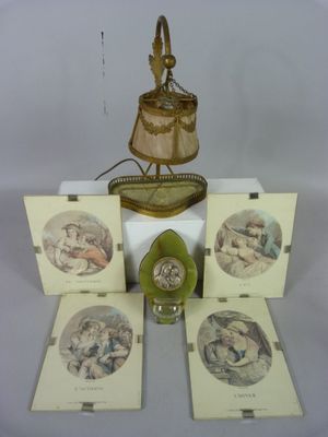 quatre cartes et une horloge posées sur une table