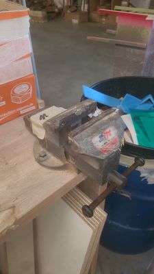une table sur laquelle sont posés un seau et une boîte