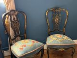 deux chaises assises l'une à côté de l'autre sur le sol