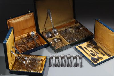 beaucoup d'argenterie dans un coffret sur une table