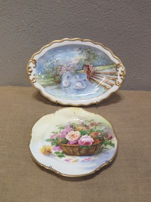 deux assiettes ornées de fleurs posées sur une table