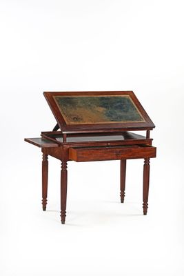 un petit bureau en bois recouvert d'un plateau en verre