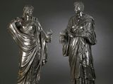 une paire de statues en bronze représentant un homme et une femme