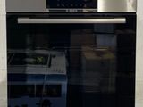un four encastré dans le mur de la cuisine