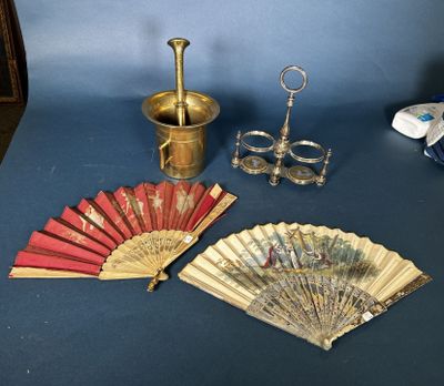 une table bleue sur laquelle sont disposés plusieurs objets anciens