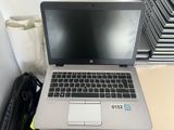 un ordinateur portable posé sur un bureau