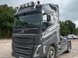 un gros camion garé dans un parking