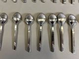many spoons and spoon spoons lined up on a table