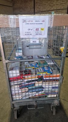 un chariot métallique rempli de livres