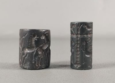 une paire de figurines en pierre noires et blanches représentant un homme et une femme