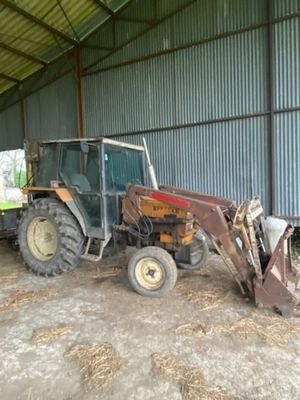 Tracteur agricole RENAULT type 651 avec chargeur frontal hydraulique