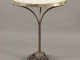 une table avec un plateau en marbre blanc et un piètement en métal