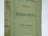 un livre vert avec des lettres noires sur une couverture blanche