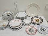 de nombreuses assiettes et bols posés sur une table recouverte d'une nappe blanche