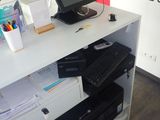 un bureau sur lequel se trouvent un ordinateur et une imprimante