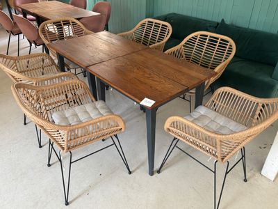 une table et des chaises dans une pièce aux murs verts