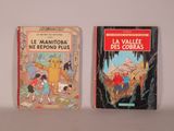 Deux livres pour enfants sont posés sur une étagère devant un mur blanc