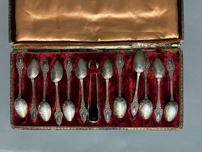 six cuillères en argent dans un coffret doublé de velours