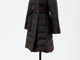 un manteau noir posé sur un mannequin, sur fond blanc