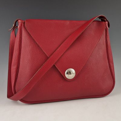 un sac à main en cuir rouge muni d'un fermoir métallique sur le devant