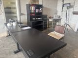 un bureau avec une chaise et une bibliothèque dans une pièce