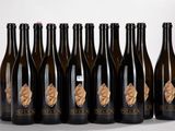 six bouteilles de six vins différents alignées en rang