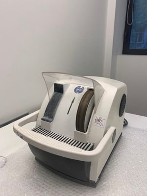 une machine posée sur une table dans une pièce