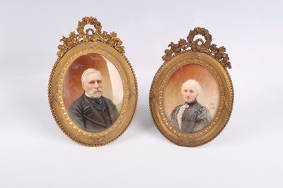 une paire de portraits miniatures représentant un homme et une femme, dans des cadres dorés