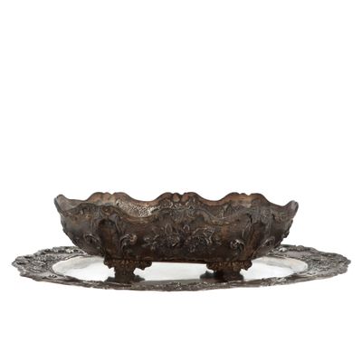 GRANDE COUPE ET SON PRESENTOIR En argent ciselé et repoussé … - Photo 1