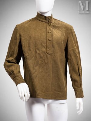 un mannequin vêtu d'une chemise marron et d'un pantalon blanc