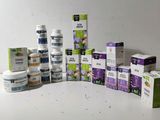 de nombreux types de produits de soins de la peau sur la table