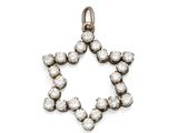 un pendentif en forme d'étoile en diamant sur fond blanc