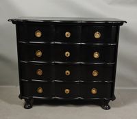 Commode en bois laqué noir, à façade mouvementée, ouvrant à …