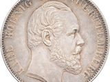 Gros plan sur une pièce de monnaie portant le visage d'un homme