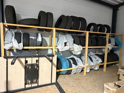 de nombreux pneus sur les étagères du garage