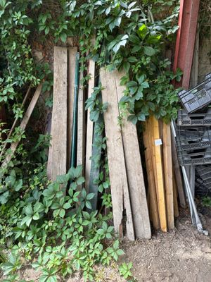 un tas de bois et un tas d'autres objets dans la cour