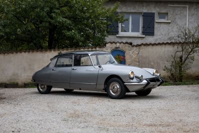 une voiture argentée garée devant une maison