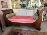 un lit qui se trouve dans une chambre où il y a un tapis au sol
